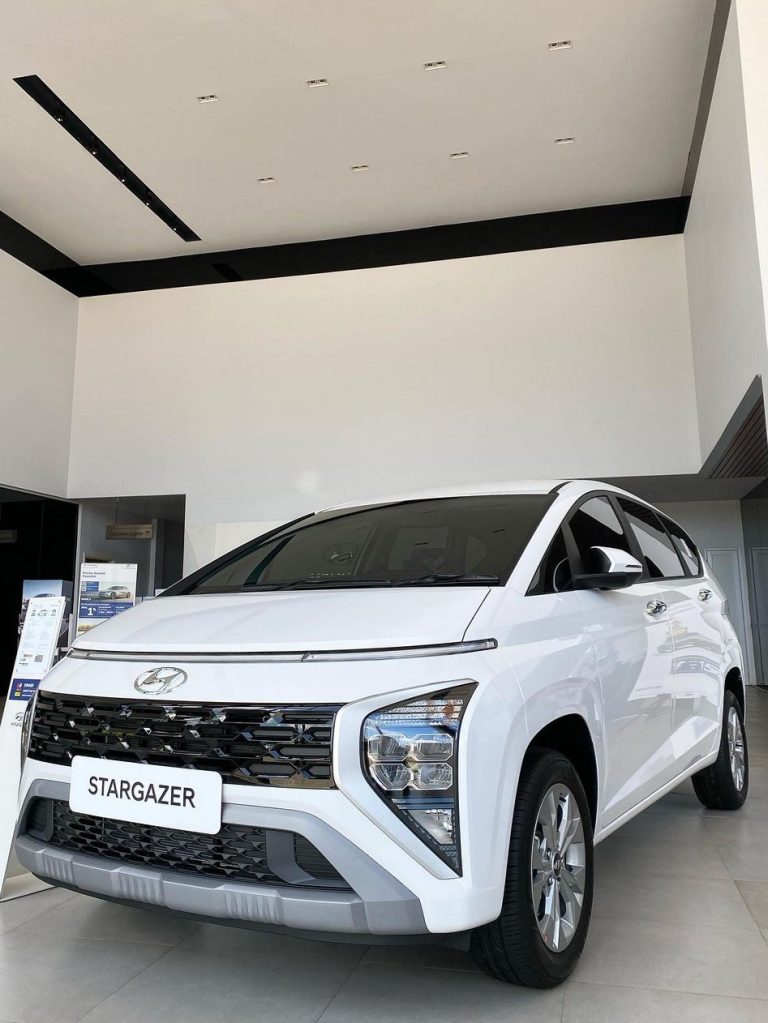 Hyundai-New-Stargazer-Essential-2025-Putih-1.jpg