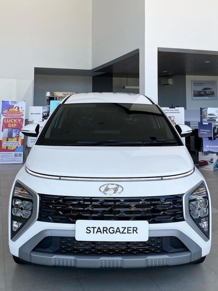 Hyundai-New-Stargazer-Essential-2025-Putih-2.jpg