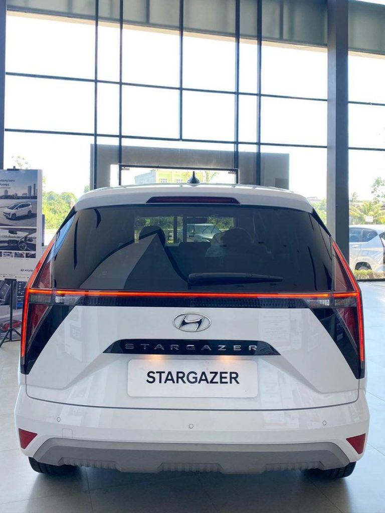 Hyundai-New-Stargazer-Essential-2025-Putih-4.jpg
