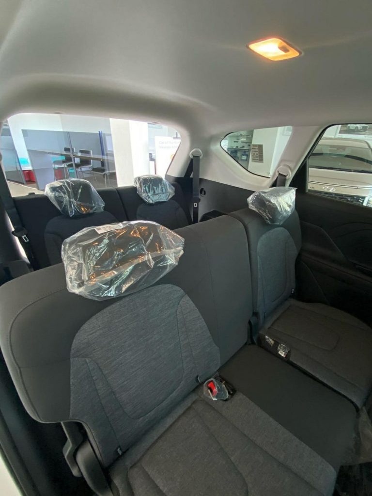 Interior-Hyundai-New-Stargazer-Essential-2025-Black-7P-3.jpg